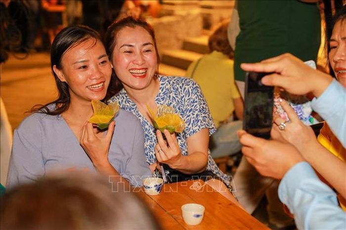 Người dân thích thú trải nghiệm làm đèn hoa đăng.