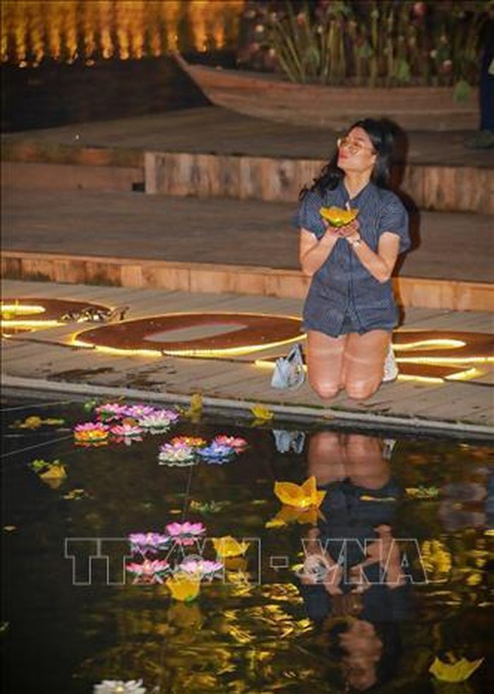 Hoạt động thả đèn hoa đăng thu hút người dân và du khách.