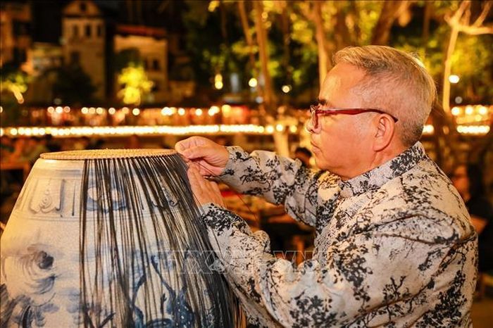Nghệ nhân làm sản phẩm truyền thống tại chương trình.