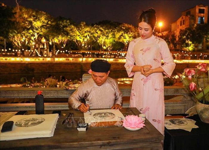 Hoạt động trải nghiệm in tranh và xin chữ thu hút người dân và du khách.