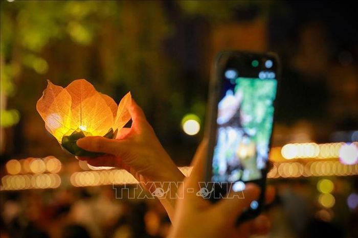 Trải nghiệm làm đèn hoa đăng.
