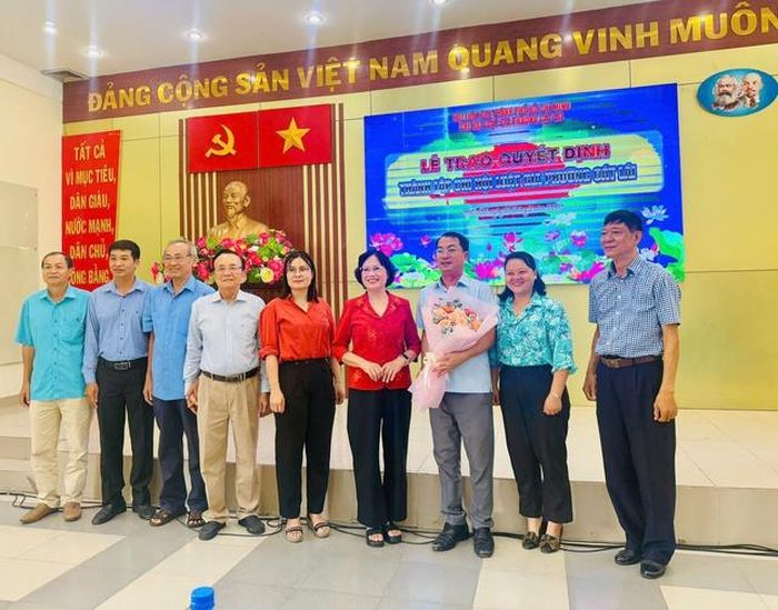 Bà Ung Thị Xuân Hương tặng hoa chúc mừng Chi hội Luật gia phường Cát Lái.