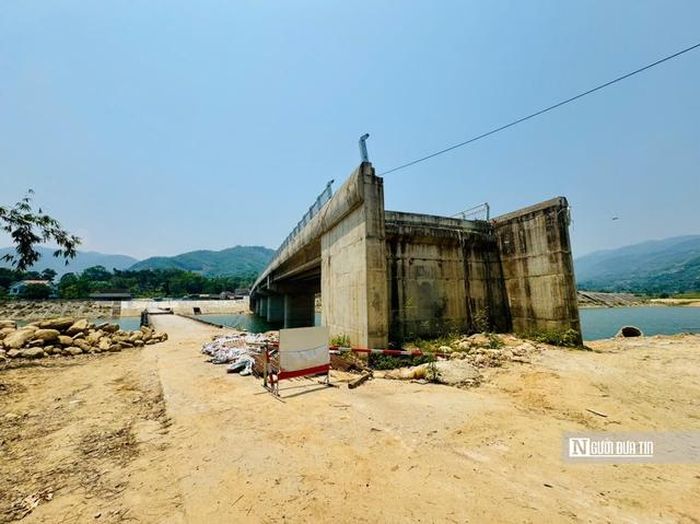 Đường dẫn phía xã Sơn Tây vẫn chưa đấu nối.