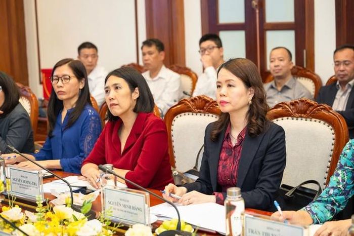 Bà Nguyễn Minh Hằng - Thứ trưởng Bộ Ngoại giao tại buổi làm việc.