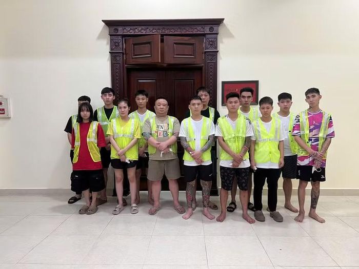 Cảnh sát đã tạm giữ 13 người để điều tra về hành vi buôn bán hàng cấm. Ảnh: Công an Hà Nội.