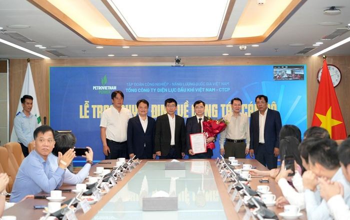 Thành viên HĐTV Petrovietnam Phạm Tuấn Anh; Phó Tổng Giám đốc phụ trách Ban điều hành Petrovietnam Lê Xuân Huyên, Trưởng Ban Quản trị Nguồn nhân lực Petrovietnam Bùi Quốc Sơn và lãnh đạo PV Power chúc mừng tân Phó Tổng Giám đốc Vương Thế Lực.