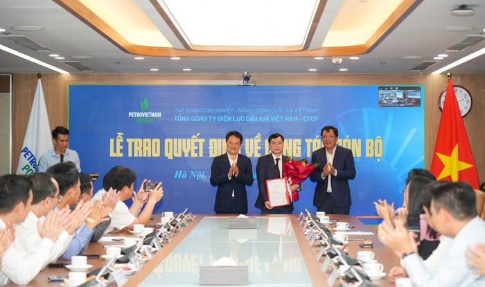Chủ tịch HĐQT PV Power Hoàng Văn Quang và Tổng Giám đốc PV Power Lê Như Linh trao Quyết định và chúc mừng tân Phó Tổng Giám đốc Vương Thế Lực.