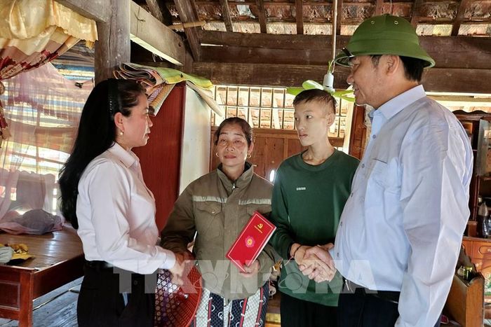 Đoàn công tác đã thăm hỏi, động viên và tặng quà cho các hộ dân bị ảnh hưởng giông lốc, mưa đá tại xã Thành Bình Thọ. Ảnh: Văn Tý-TTXVN