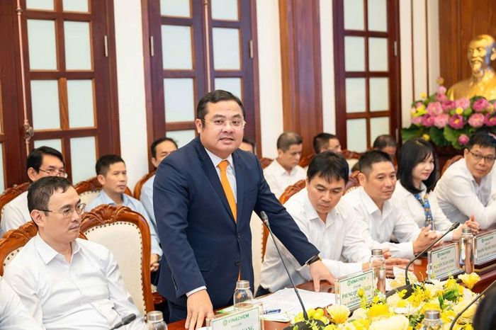 Ông Phùng Quang Hiệp – Bí thư Đảng ủy, Chủ tịch Hội đồng thành viên Vinachem phát biểu tại buổi làm việc. Ảnh: Vinachem