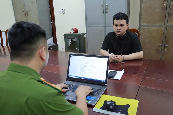Đối tượng Phạm Minh Tân (bên phải) khai nhận hành vi phá cửa kính ô tô để trộm cắp tài sản.