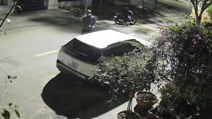 Hình ảnh trích xuất từ camera an ninh ghi lại hai đối tượng Phạm Minh Tân và Nguyễn Anh Văn thực hiện hành vi phá kính xe ô tô Peugeot để trộm cắp tiền trong xe. Ảnh: H.T