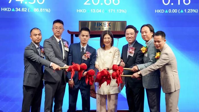 Giám đốc điều hành HKE Bonnie Chan (đứng giữa), chụp ảnh cùng đại diện các công ty mới niêm yết vào ngày 17/4/2026, thời điểm cổ phiếu Manycore Tech - một trong “sáu tiểu long” của Hàng Châu - tăng mạnh trong phiên giao dịch đầu tiên