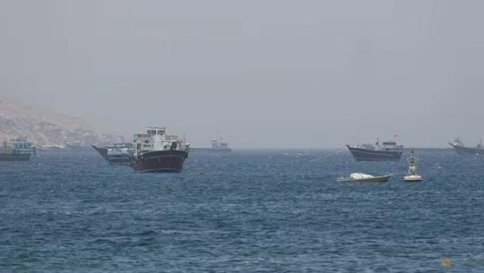 Tàu thuyền di chuyển tại eo biển Hormuz, khu vực Musandam, Oman, ngày 4/5/2026. Ảnh: Reuters.