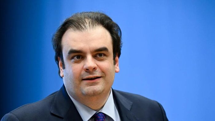 Chủ tịch Nhóm các nước sử dụng đồng euro Kyriakos Pierrakakis. Ảnh: Euronews