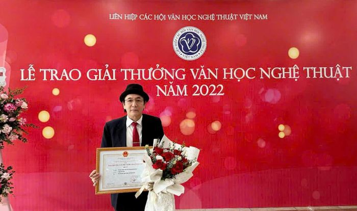 Nhà lý luận phê bình Trịnh Vĩnh Đức và một giải thưởng mà ông đạt được