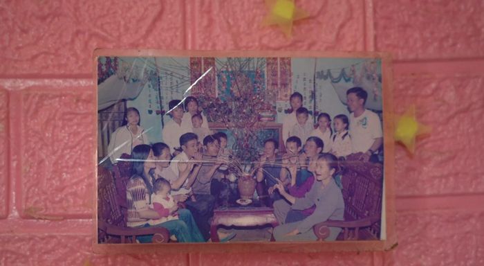 Những bức ảnh gia đình đoàn viên là vật quý giá mà hai mẹ con bà Tạ luôn mang theo và trân trọng