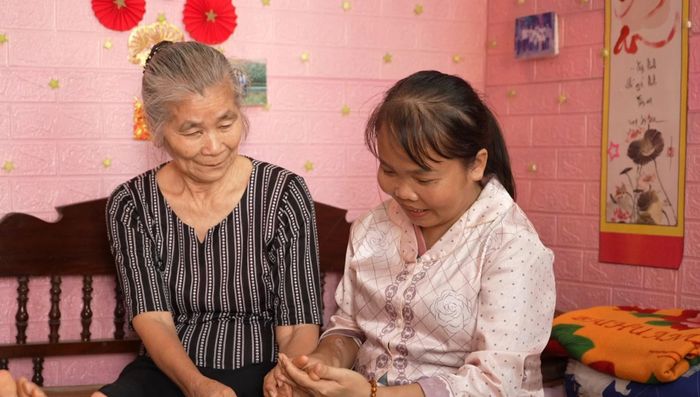 Bà Hoàng Thị Tạ (xã Công Chính, tỉnh Thanh Hóa) lặng lẽ đồng hành cùng con trên hành trình chống chọi với bệnh tật