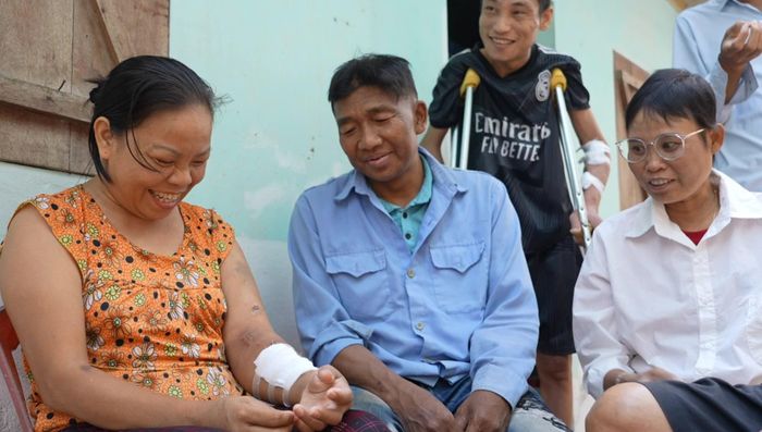 Chị Nguyễn Thị Thúy (ngoài cùng bên trái) được tín nhiệm bầu làm “trưởng xóm”