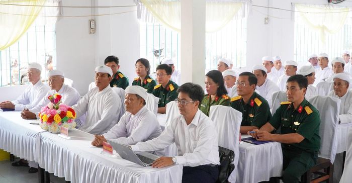 Đông đảo chức sắc, chức việc Hội Thánh Cao Đài Bạch Y tham dự hội nghị.