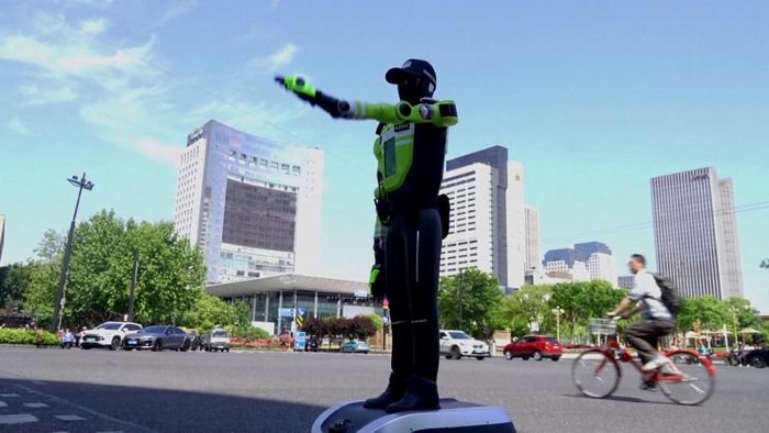 Robot quản lý giao thông được triển khai ở thành phố Hàng Châu, tỉnh Chiết Giang, miền Đông Trung Quốc. Ảnh chụp màn hình