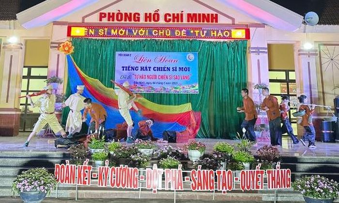 Các chiến sĩ mới Đại đội 6, Tiểu đoàn 2 biểu diễn tiết mục múa Quân đội ta Quân đội anh hùng.