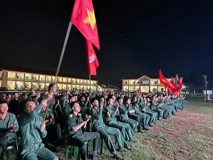 Cán bộ, chiến sĩ đơn vị cổ vũ các tiết mục biểu diễn tại đêm Liên hoan.