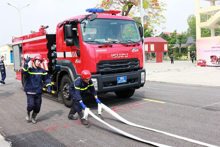  Cán bộ, chiến sĩ Đội Chữa cháy và cứu nạn, cứu hộ Khu vực Bắc Giang tham gia phần kiểm tra đội hình chữa cháy. 