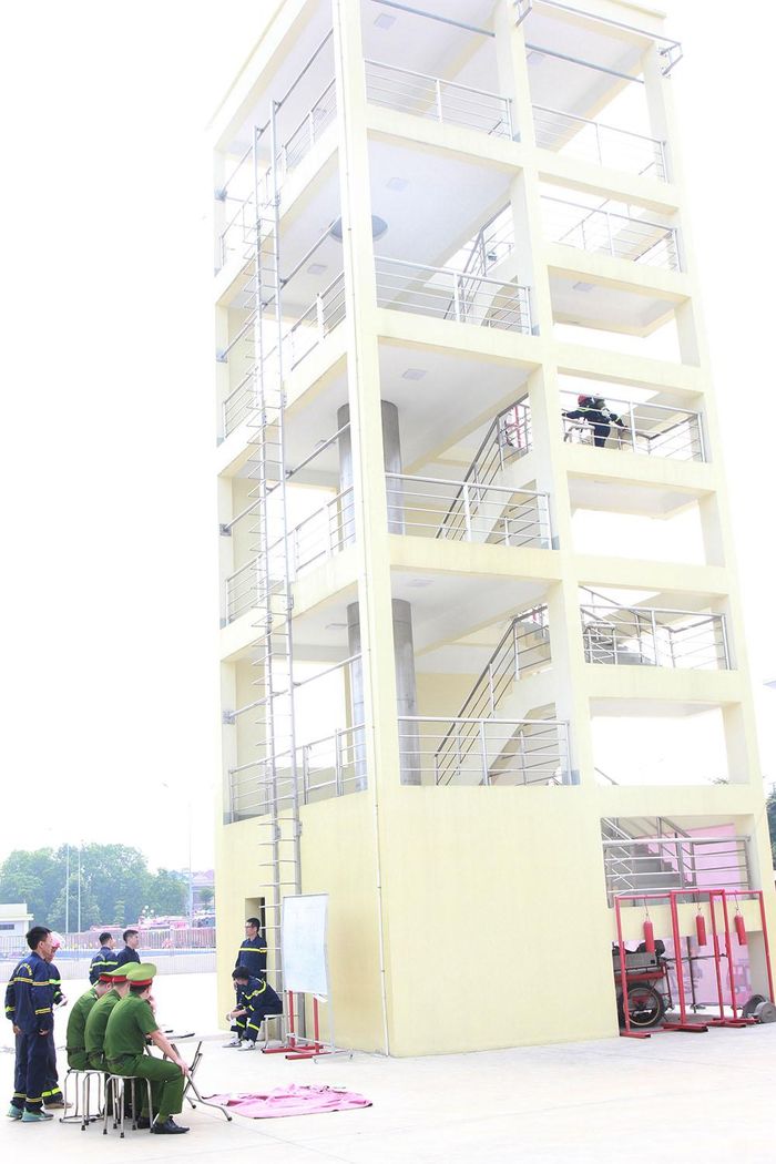  Cán bộ, chiến sĩ tham gia kiểm tra bài thể lực lên xuống tháp tập 5 vòng. 