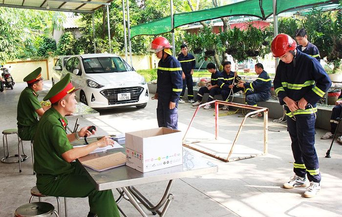  Cán bộ, chiến sĩ tham gia phần kiểm tra thực hành cá nhân kỹ thuật nút nối dây. 