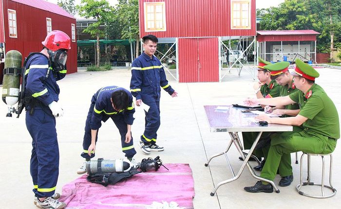  Cán bộ, chiến sĩ tham gia kiểm tra thể lực. 