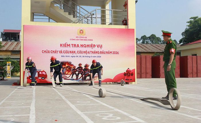  Cán bộ, chiến sĩ tham gia phần kiểm tra nghiệp vụ kỹ thuật cá nhân rải vòi chữa cháy. 