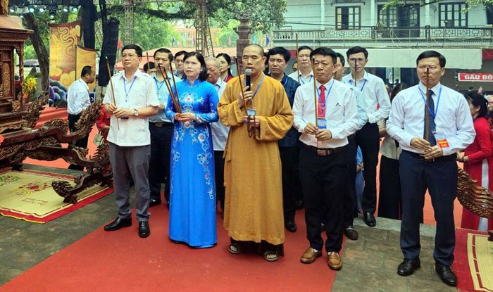 Đại biểu dâng hương tại chùa Phúc Quang.