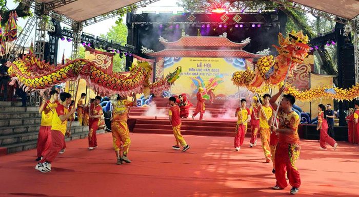 Tiết mục múa lân sư rồng tại lễ hội.