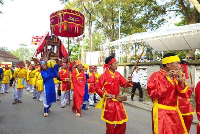 Đoàn rước kiệu về nơi tổ chức lễ hội.