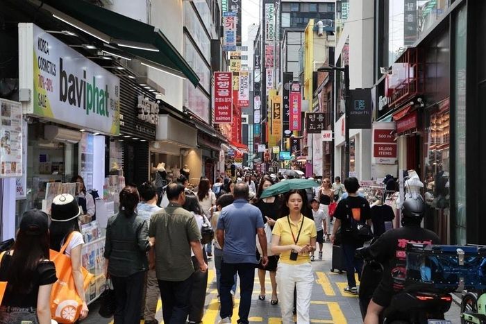 Người dân và du khách mua sắm ở Myeong-dong, Seoul (Hàn Quốc). Ảnh BT