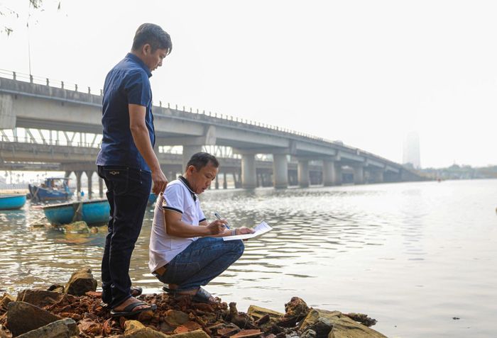 Cán bộ, nhân dân tổ dân phố Nam Mỹ, phường Hải Vân tham gia giám sát chất lượng nguồn nước sông Cu Đê. Ảnh: HOÀNG HIỆP
