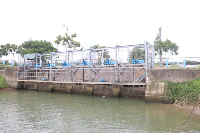 Nguồn nước sông tại khu vực cửa thu nước thô vào Nhà máy nước Cầu Đỏ thường xuyên được quan trắc tự động, liên tục và truyền dữ liệu trực tuyến. Ảnh: HOÀNG HIỆP