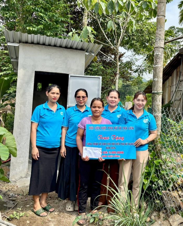 Công trình vệ sinh được trao tặng trị giá 5 triệu đồng. Ảnh: MẾN NGUYỄN