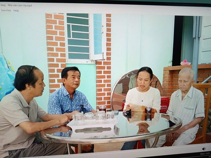 Nhà văn Lam Hà đang nghe con dâu đọc tản văn của mình.