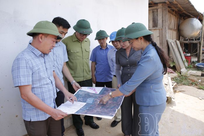 Đoàn khảo sát Ban Kinh tế - Ngân sách (HĐND tỉnh) khảo sát tuyến đường từ xã Xa Dung đi xã Tìa Dình.