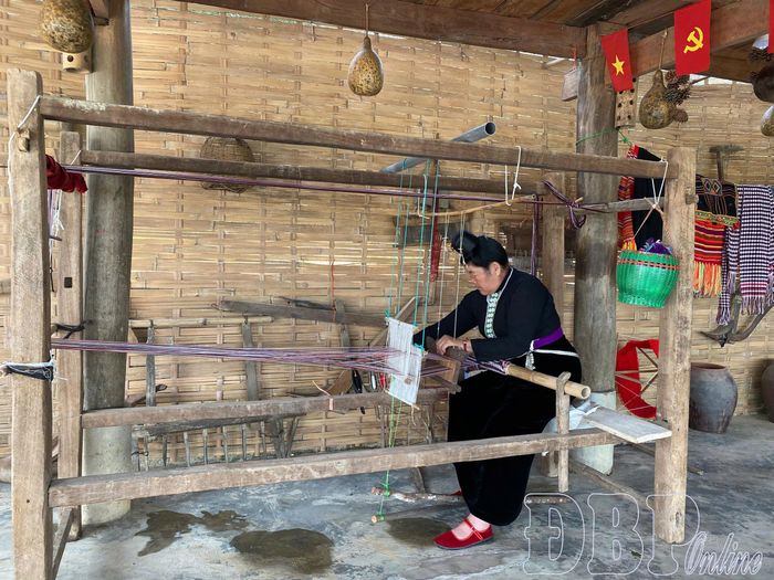 Người dân bản Che Căn, xã Mường Phăng giữ gìn nghề dệt vải.