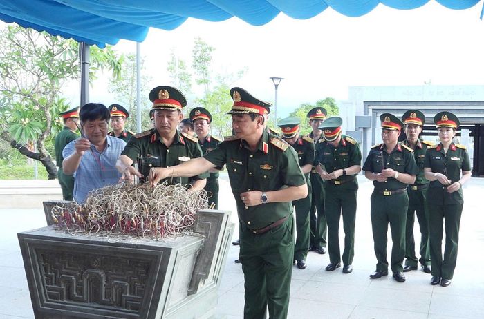 Đoàn công tác thắp hương tại nghĩa trang liệt sĩ.