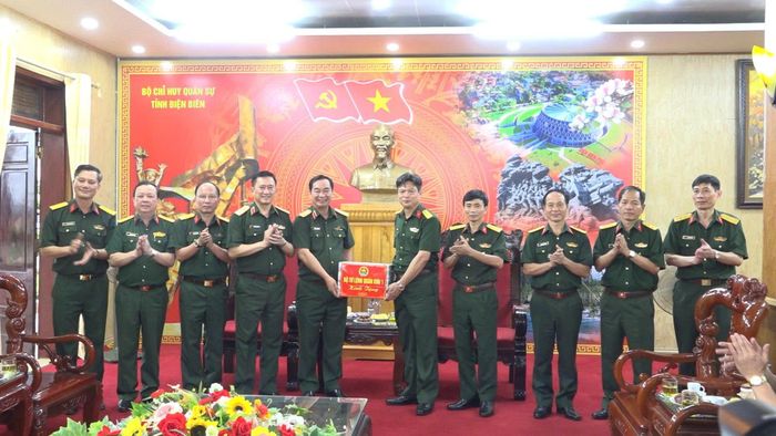 Bộ Tư lệnh Quân khu 1 tặng quà Bộ CHQS tỉnh.