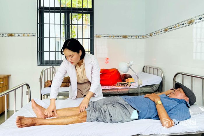 Bác sĩ Trạm Y tế xã Phước Thái điều trị y dược cổ truyền, phục hồi chức năng cho bệnh nhân. Ảnh: Hạnh Dung