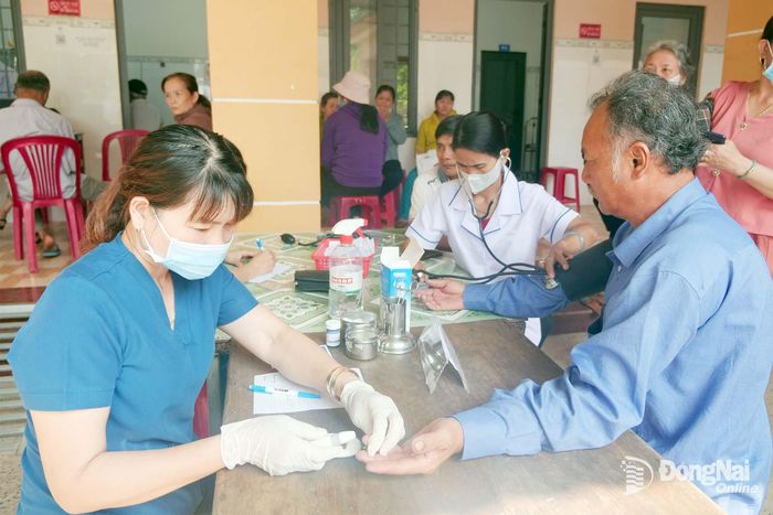 Người dân xã Lộc Quang được khám sức khỏe miễn phí. Ảnh: Hạnh Dung