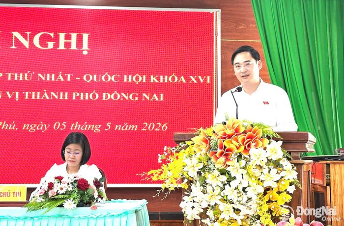 Đại biểu Đặng Anh Tuấn, Hiệu trưởng Trường đại học Đồng Nai trao đổi với cử tri tại hội nghị. Ảnh: Đoàn ĐBQH thành phố