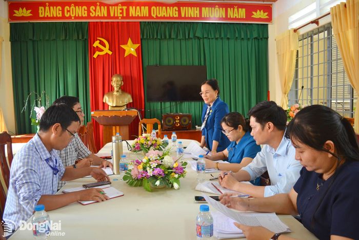 Trưởng phòng Đoàn thể và các hội, Ban Tuyên giáo và Dân vận Thành ủy Nguyễn Thị Hồng Dương trao đổi tại buổi làm việc. Ảnh: Phương Hằng