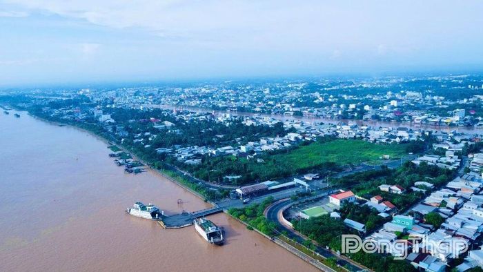 Khu vực ven sông Tiền được định hướng chỉnh trang, phát triển dịch vụ - du lịch gắn với bảo vệ hành lang sông. Ảnh: HOÀI THẢO