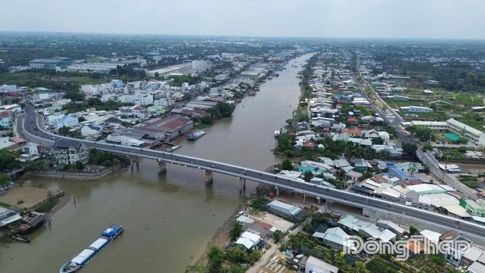 Toàn cảnh đô thị Sa Đéc bên sông Tiền - định hướng phát triển không gian đô thị xanh, thích ứng biến đổi khí hậu. Ảnh: MINH THÀNH