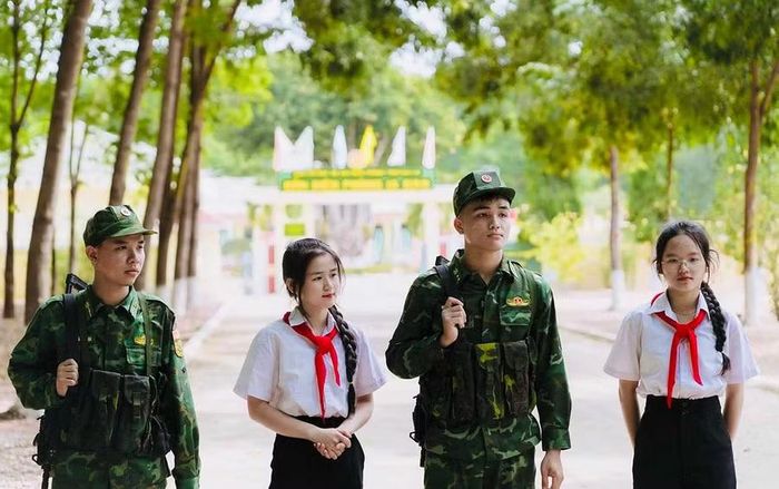 Nhóm học sinh Trường THCS Phan Bội Châu (xã Ia Nan) giới thiệu về Đồn Biên phòng Ia Nan trong video clip dự thi “Em kể chuyện làng em”. Ảnh: M.N